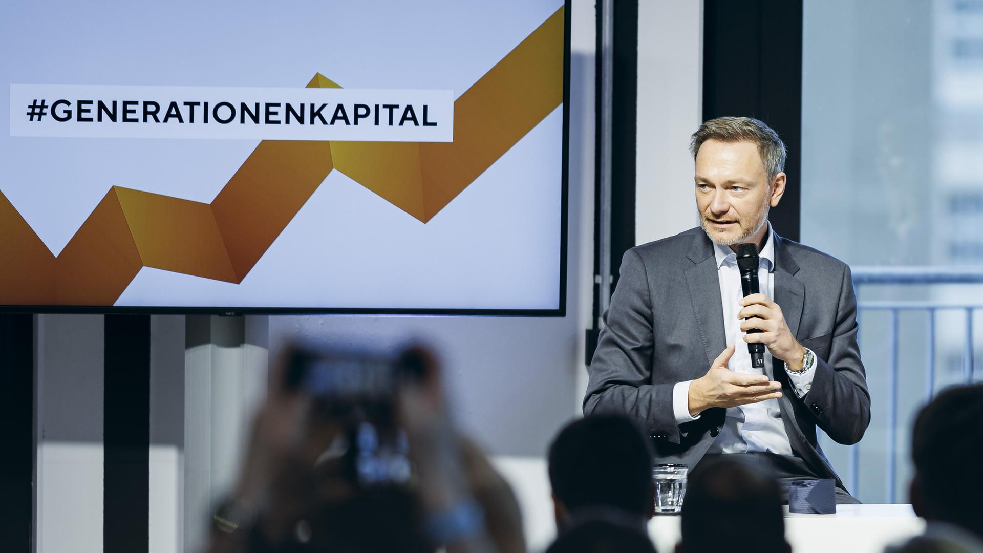 Christian Lindner (FDP), Bundesminister der Finanzen, spricht bei einer Veranstaltung zum Generationenkapital (Aktienrente) in Berlin in ein Mikrofon