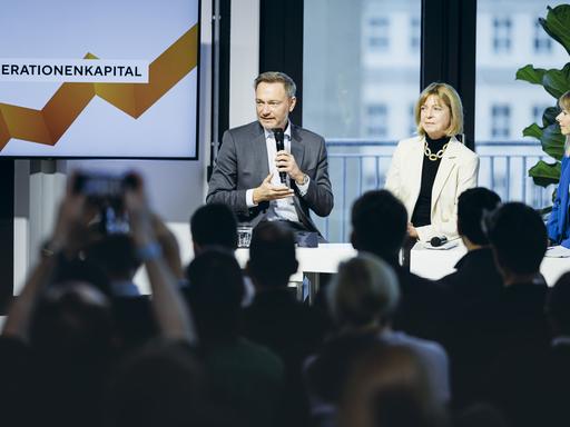 Christian Lindner (FDP), Bundesminister der Finanzen, spricht bei einer Veranstaltung zum Generationenkapital (Aktienrente) in Berlin in ein Mikrofon