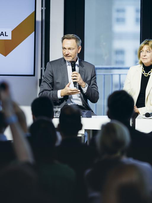 Christian Lindner (FDP), Bundesminister der Finanzen, spricht bei einer Veranstaltung zum Generationenkapital (Aktienrente) in Berlin in ein Mikrofon