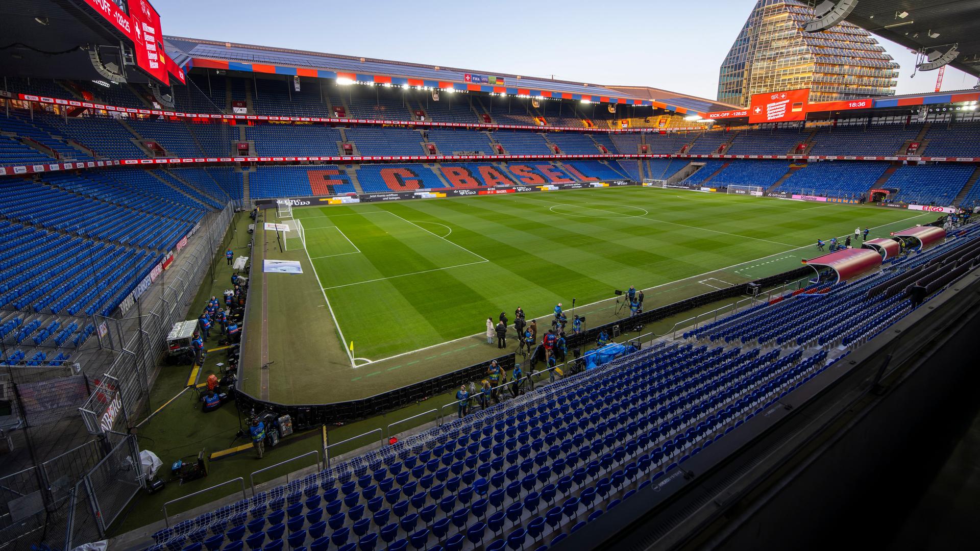 Blick in das Stadion des FC Basel: der St.-Jakob-Park Blick in das Stadion des FC Basel: der St.-Jakob-Park