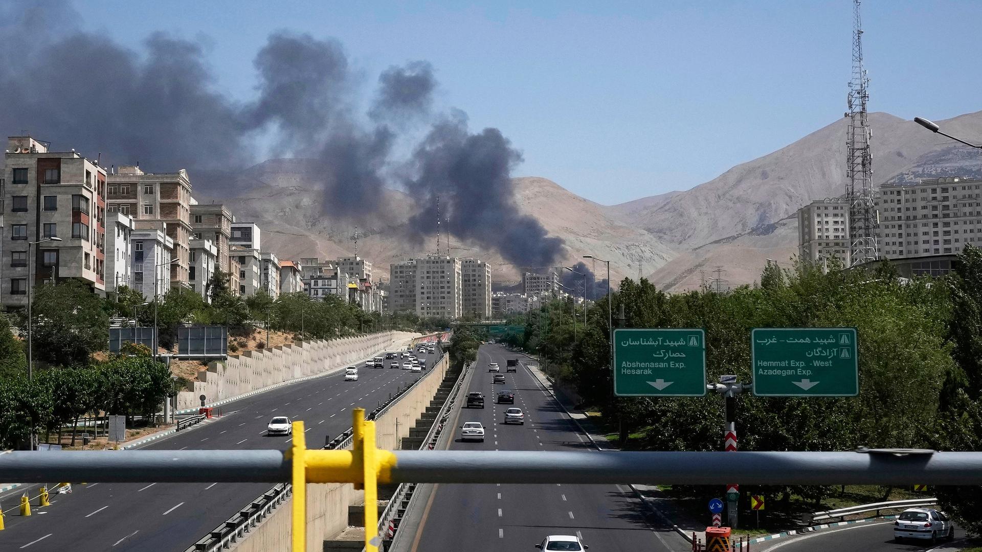 Rauch steigt aus einem Öllager in der iranischen Hauptstadt Teheran auf, nachdem es von einem israelischen Angriff getroffen worden zu sein scheint. 