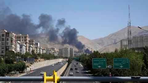 Rauch steigt aus einem Öllager in der iranischen Hauptstadt Teheran auf, nachdem es von einem israelischen Angriff getroffen worden zu sein scheint. 