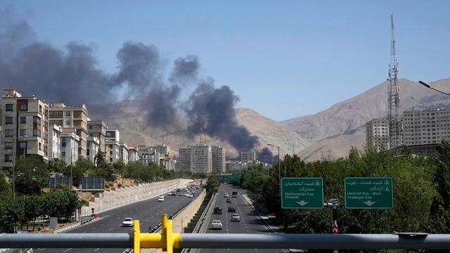Rauch steigt aus einem Öllager in der iranischen Hauptstadt Teheran auf, nachdem es von einem israelischen Angriff getroffen worden zu sein scheint. 