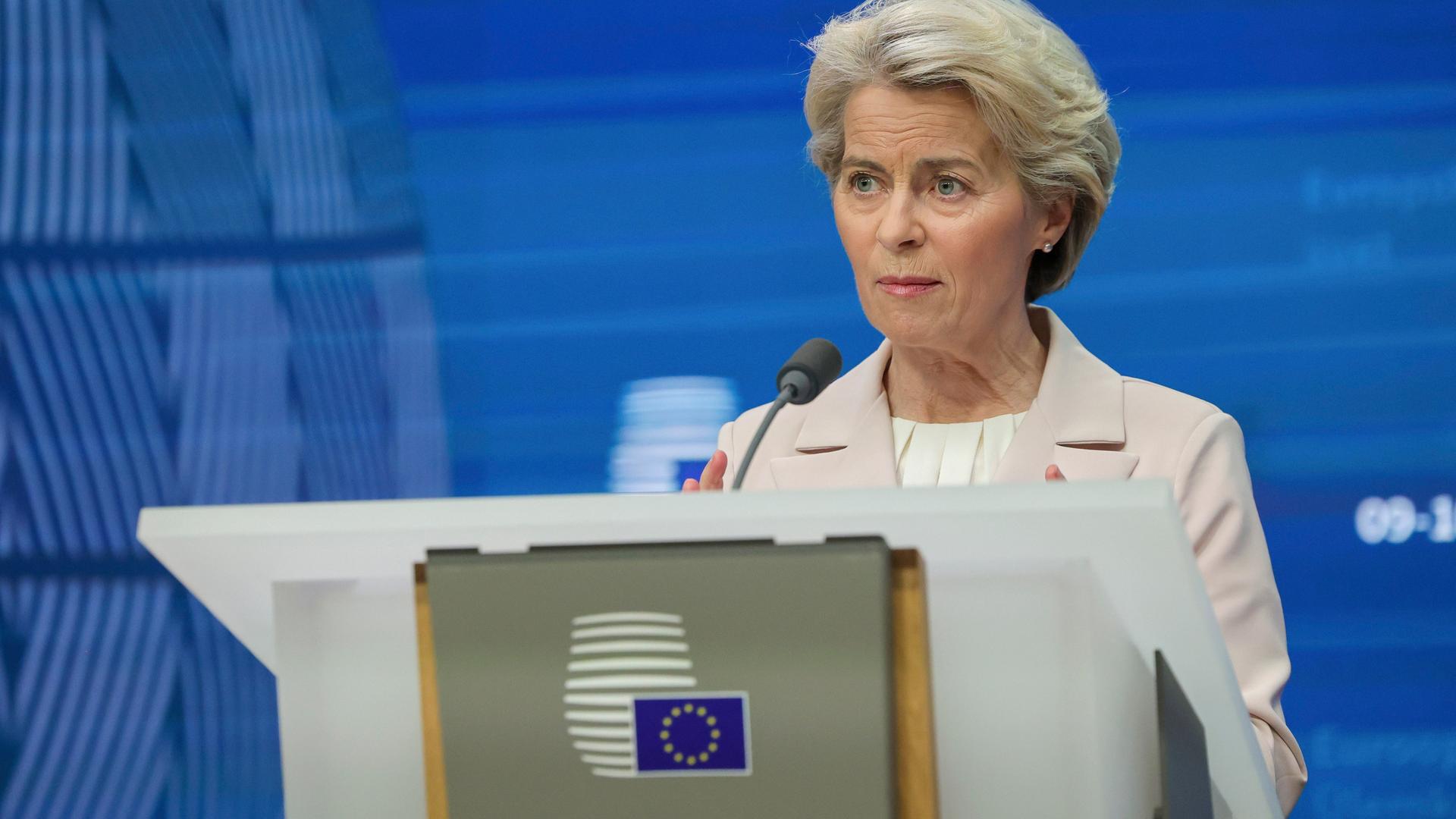 Ursula von der Leyen, Präsidentin der Europäischen Kommission, spricht auf einer Pressekonferenz auf einem EU-Gipfel.