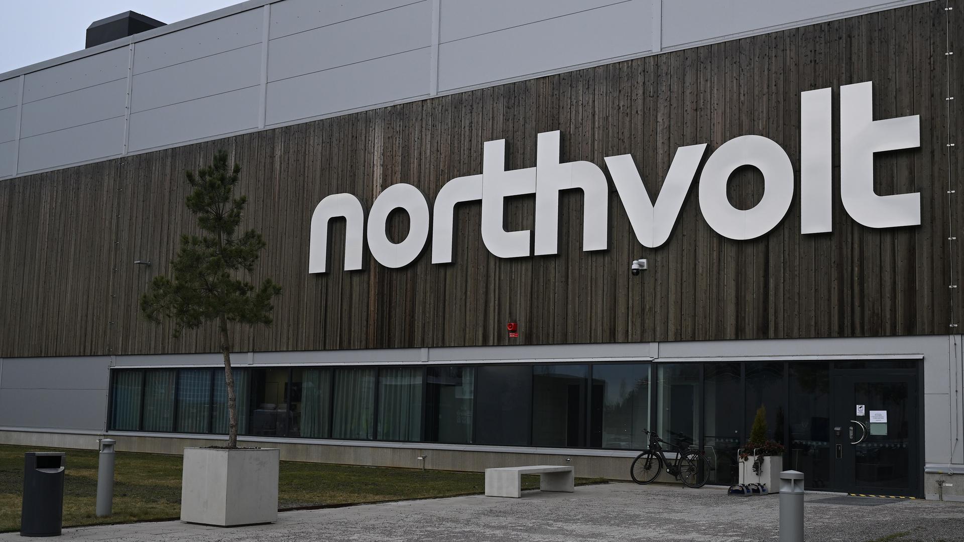 Das Northvolt-Logo an einem Gebäude in Västertås, Schweden