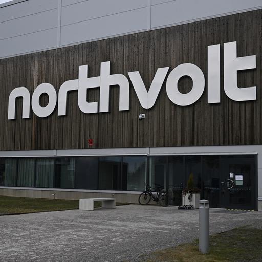 Das Northvolt-Logo an einem Gebäude in Västertås, Schweden