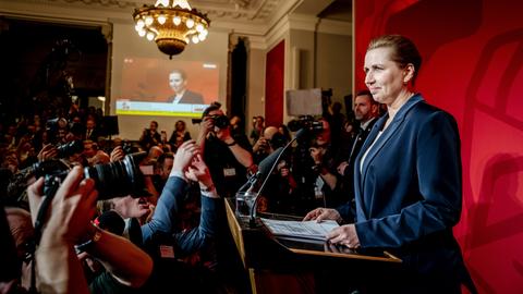 Dänemarks Ministerpräsidentin Mette Frederiksen steht nach der dänischen Parlamentswahl auf einer Wahlparty an einem Stehpult vor Parteianhängern. 