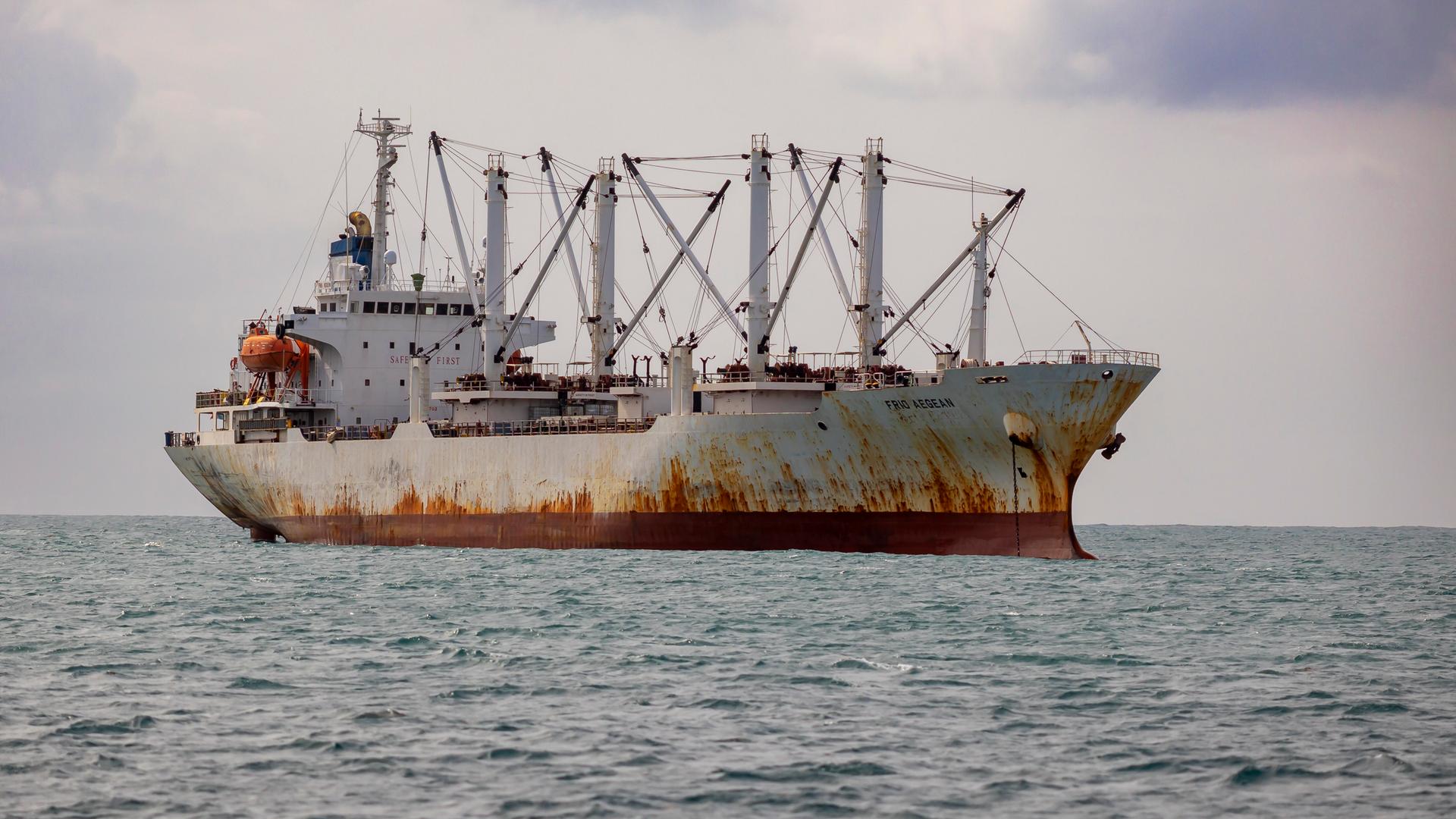 Rostiges Frachtschiff 2025 vor den Seychellen