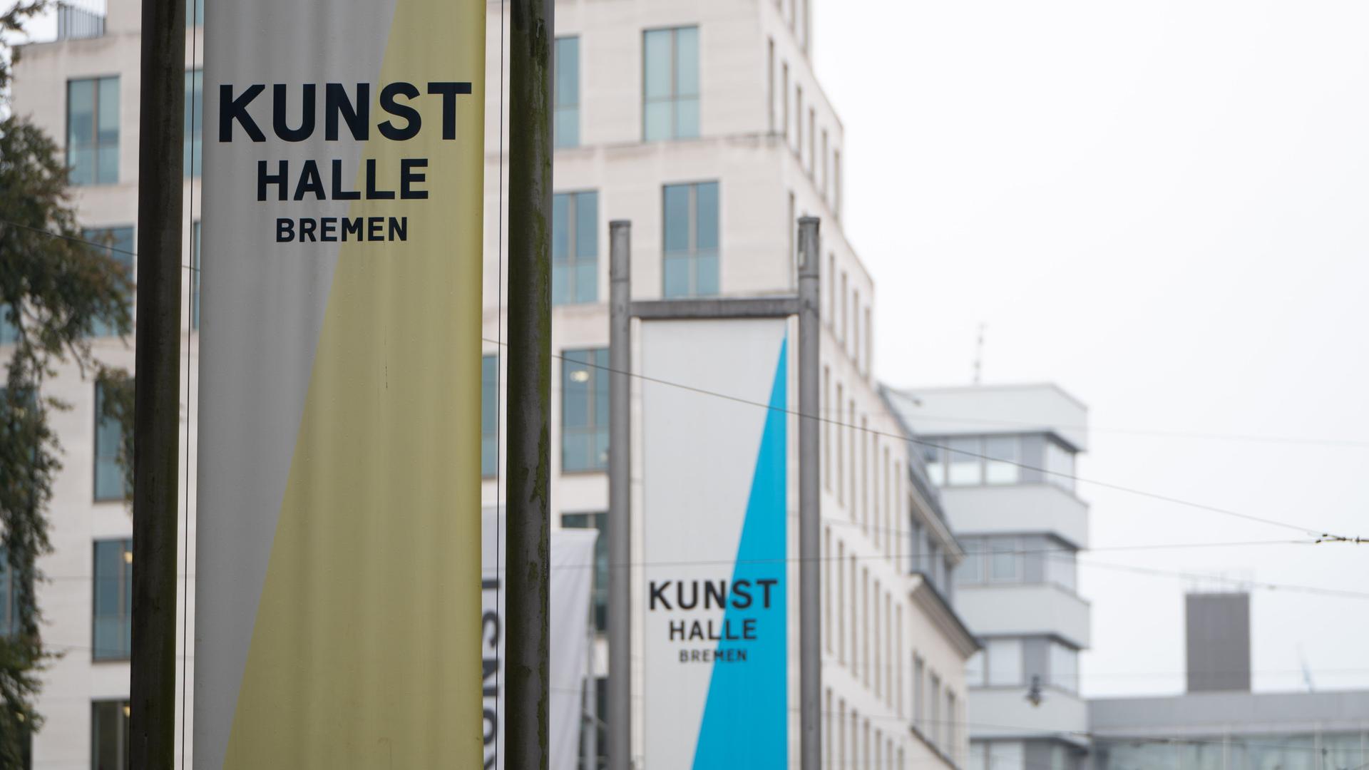 Vor dem Gebäude der Kunsthalle Bremen wehen Fahnen mit der Aufschrift "Kunsthalle Bremen". 