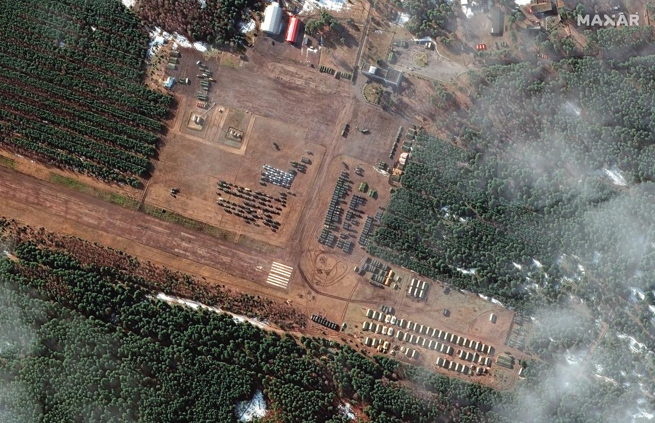 Diese von Maxar Technologies zur Verfügung gestellten Satellitenbilder sollen neue Truppenverlegungen nahe Belgorod, weniger als 20 Kilometer nordwestlich der Grenze zur Ukraine, zeigen. 