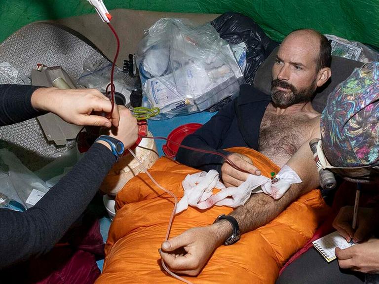 Das Foto zeigt den Forscher Mark Dickey. Er wird medizinisch versorgt.