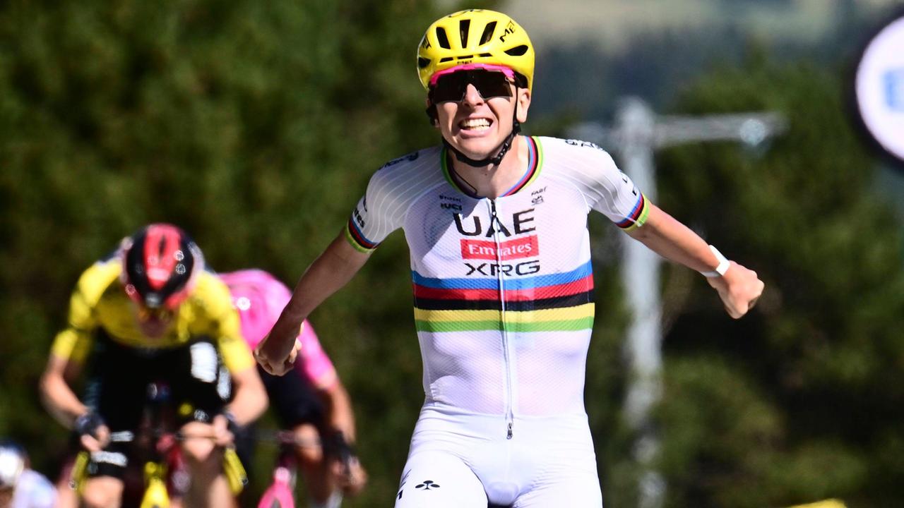 Tadej Pogacar jubelt bei der dritten Etappe der Tour de France.