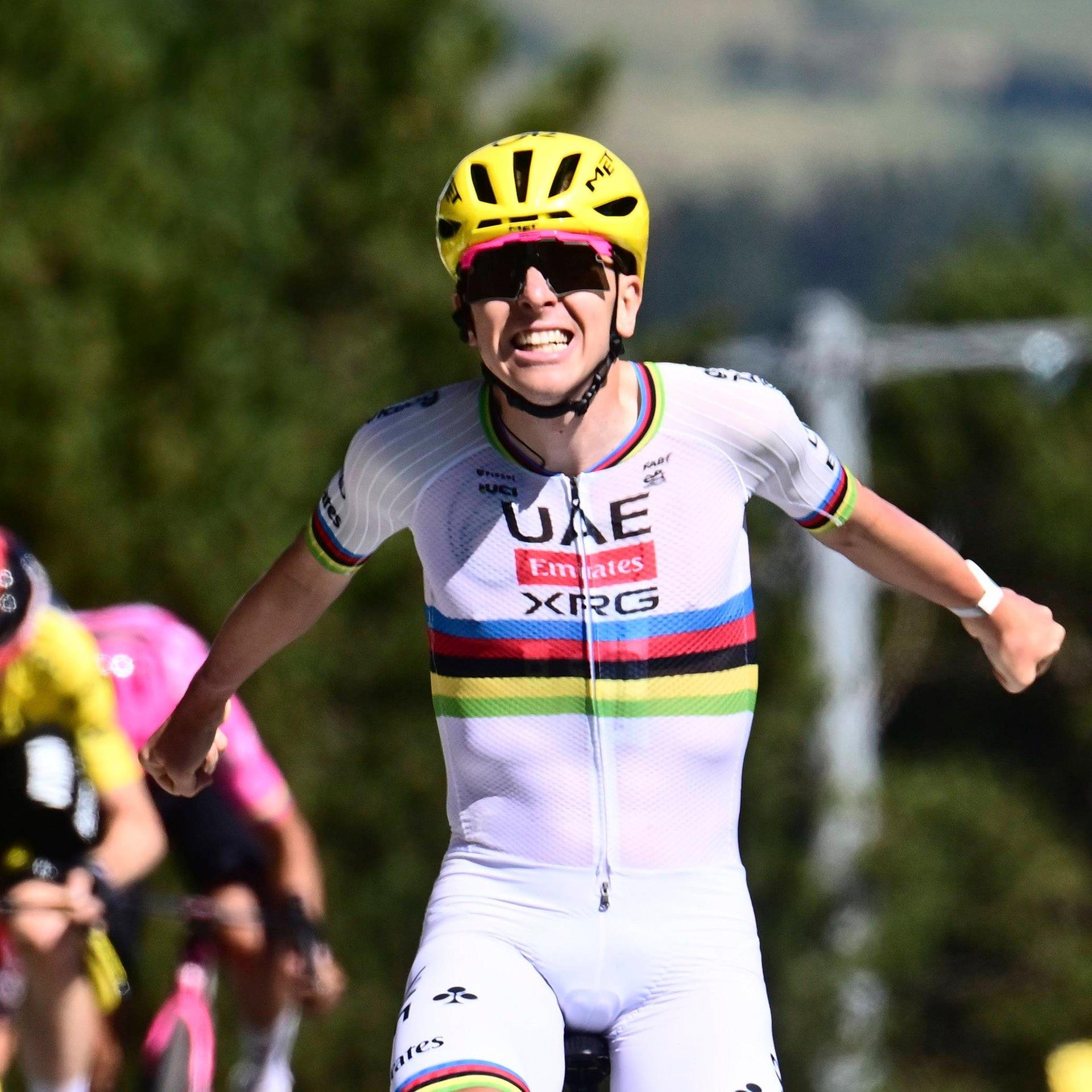Tadej Pogacar jubelt bei der dritten Etappe der Tour de France.