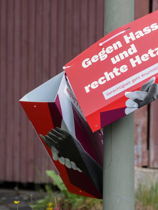 Zerstörtes Wahlplakat zur Europawahl 2024 der Partei Die Linke 