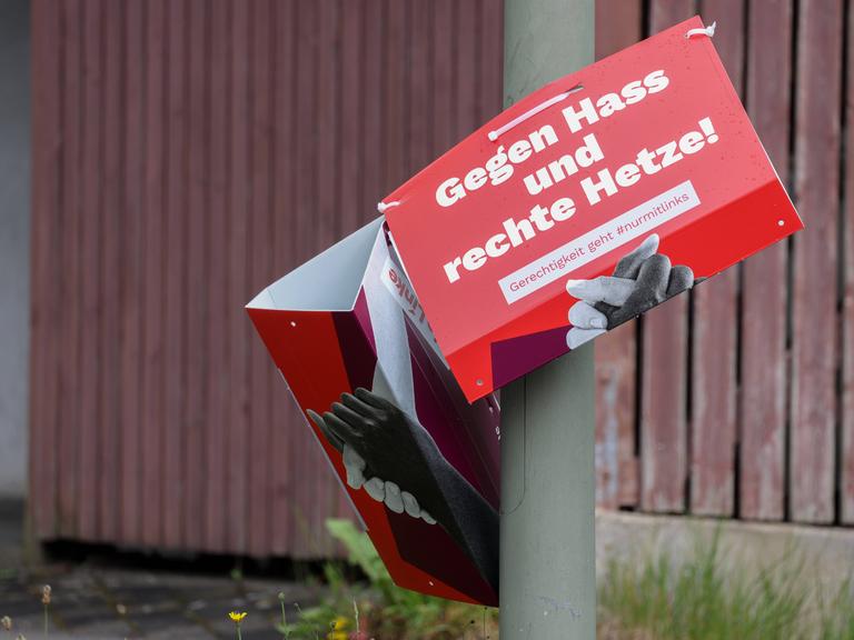 Zerstörtes Wahlplakat zur Europawahl 2024 der Partei Die Linke 