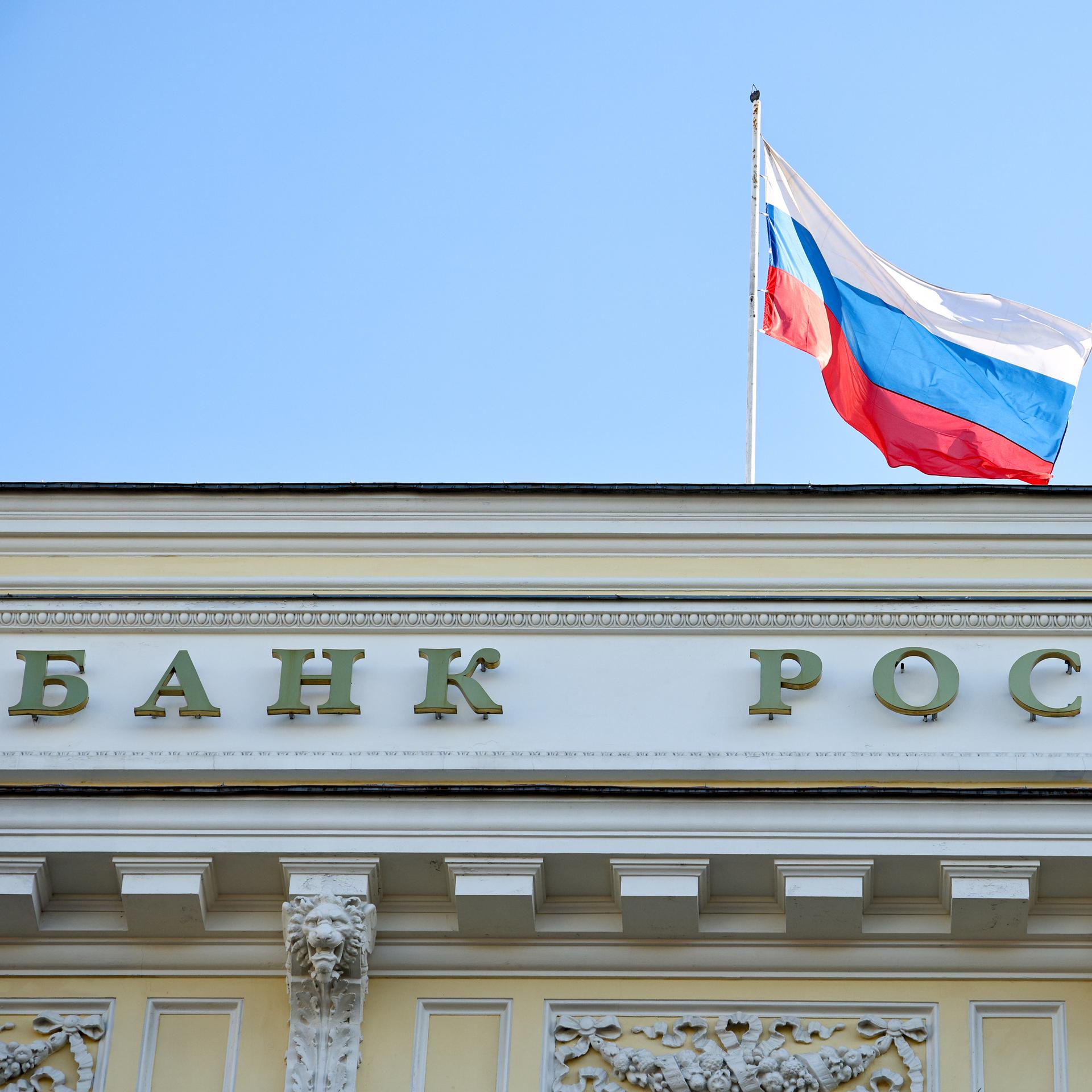 Über der russischen Zentralbank in Moskau weht die russische Flagge.