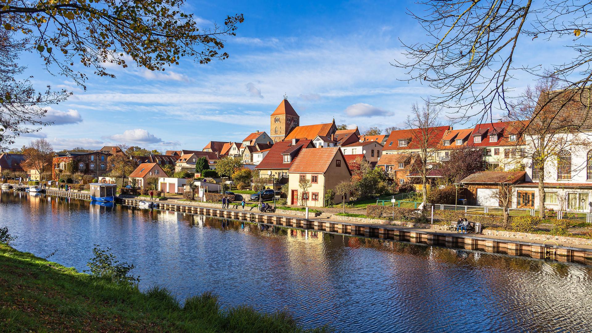 Blick auf die Pfarrkirche St. Marien in der Stadt Plau am See