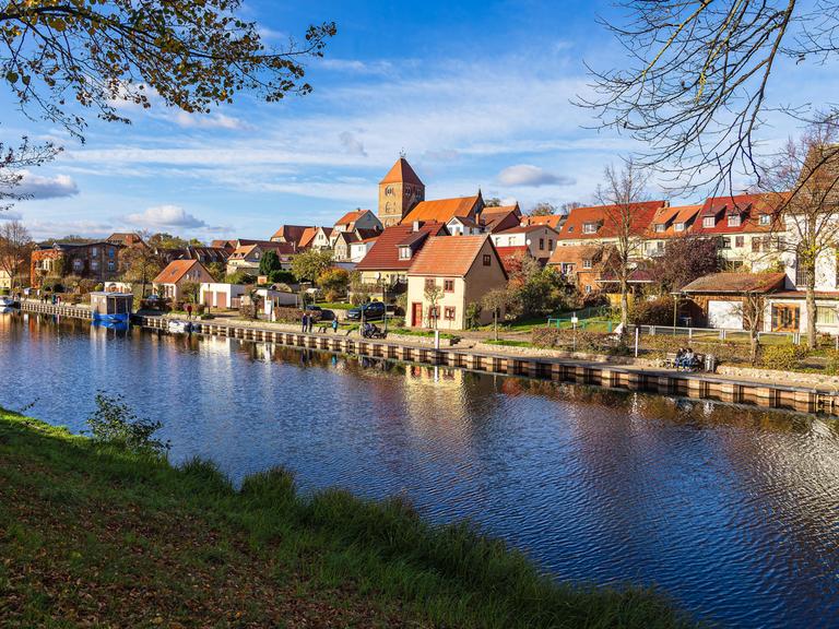 Blick auf die Pfarrkirche St. Marien in der Stadt Plau am See