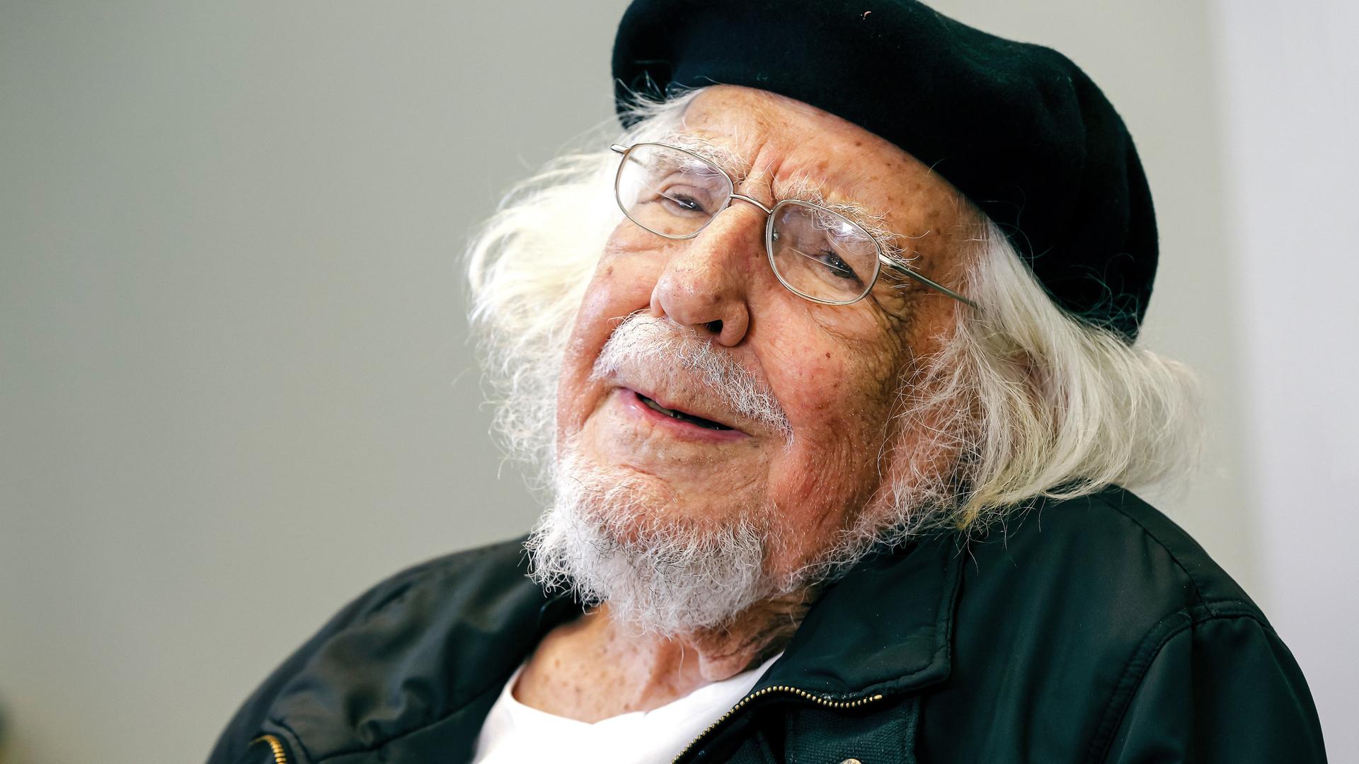 Ernesto Cardenal trägt eine Baskenmütze und lächelt in die Kamera