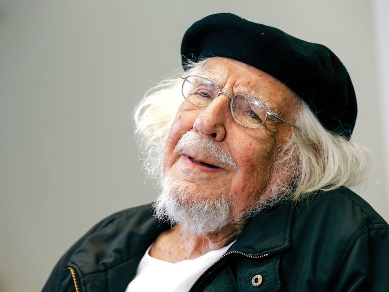 Ernesto Cardenal trägt eine Baskenmütze und lächelt in die Kamera