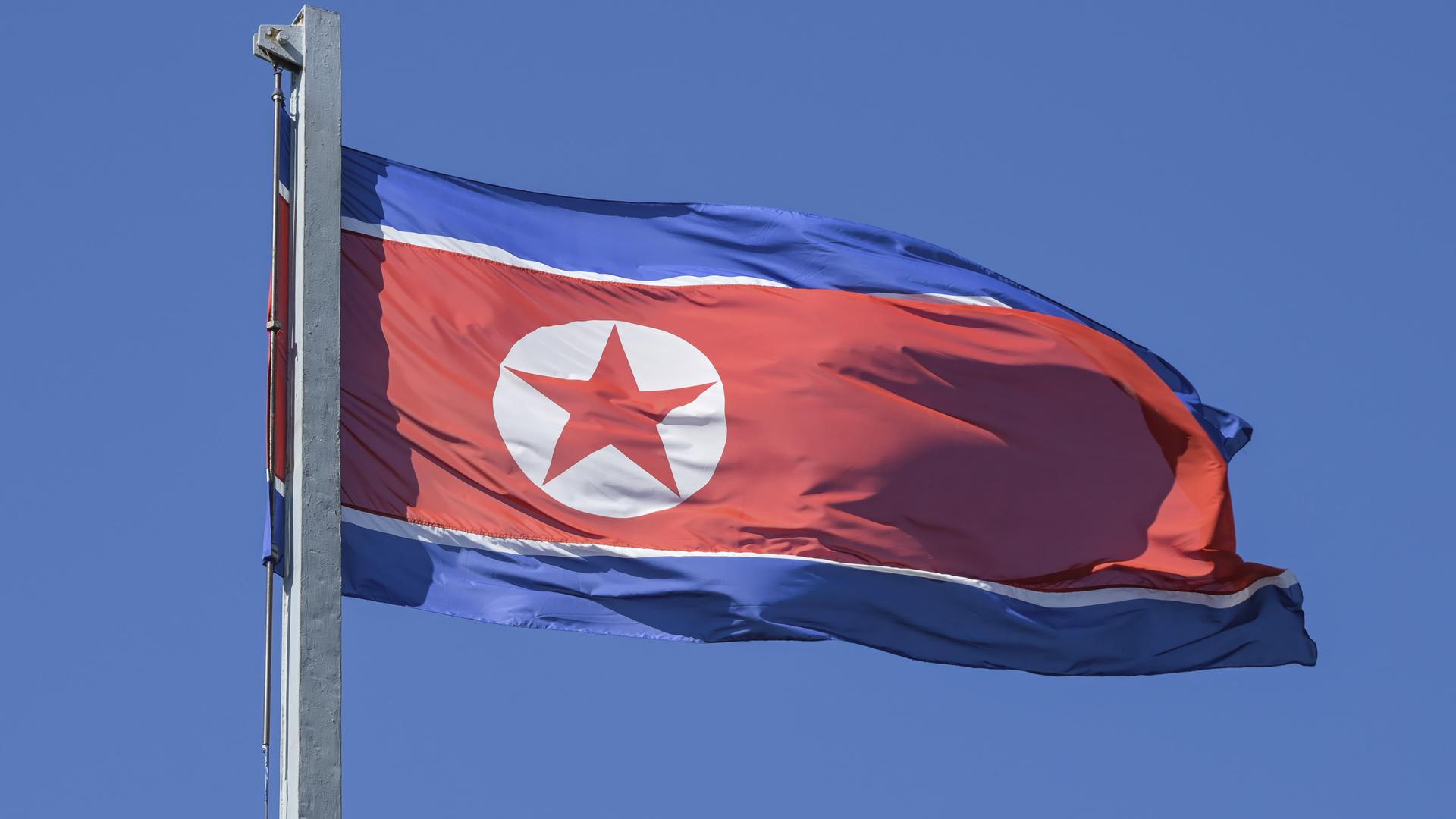 Fahne über der Botschaft der Demokratischen Volksrepublik Korea, Nordkorea, Glinkastraße, Mitte, Berlin, Deutschland Fahne über der Botschaft der Demokratischen Volksrepublik Korea, Nordkorea, Glinkastraße, Mitte, Berlin, Deutschland