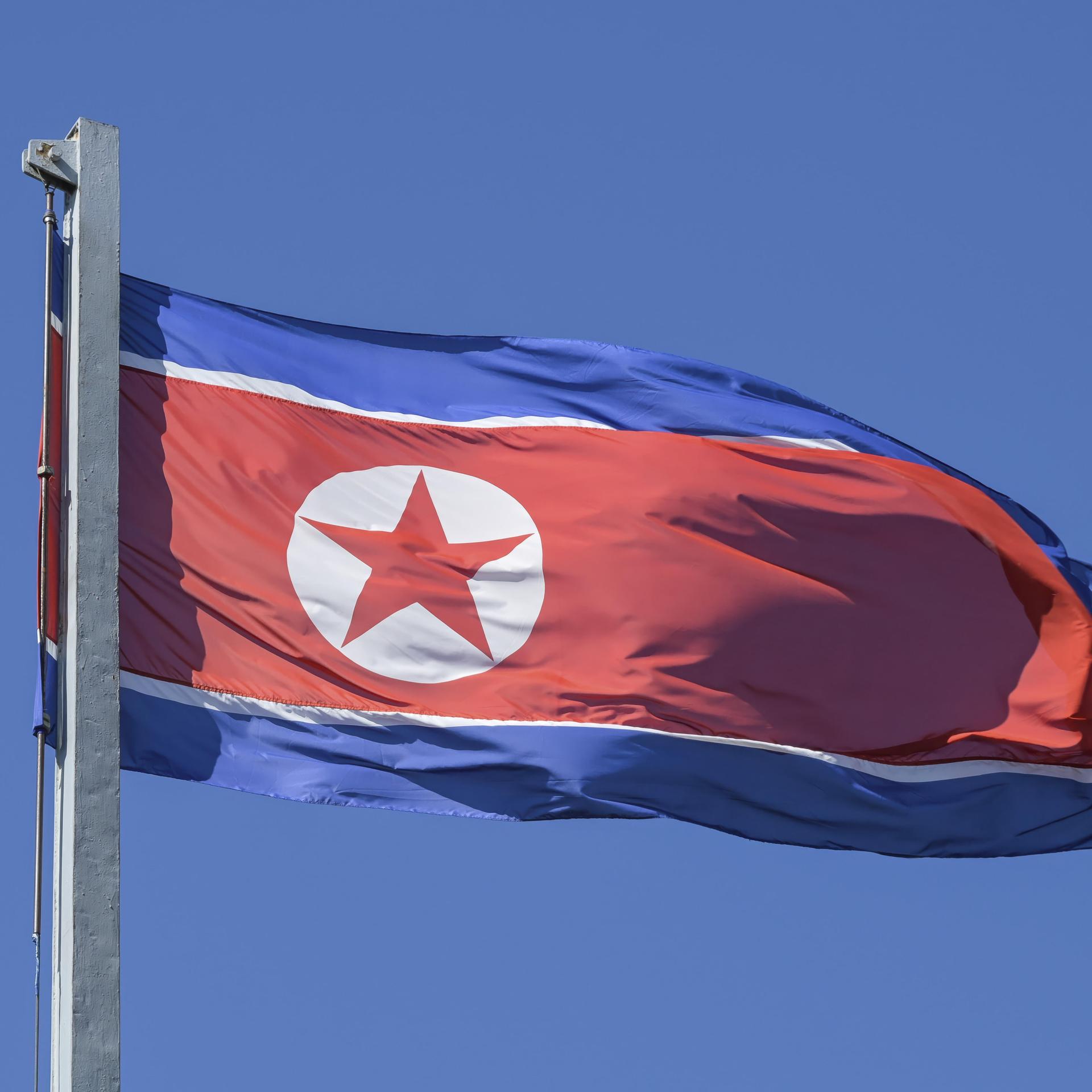 Fahne über der Botschaft der Demokratischen Volksrepublik Korea, Nordkorea, Glinkastraße, Mitte, Berlin, Deutschland