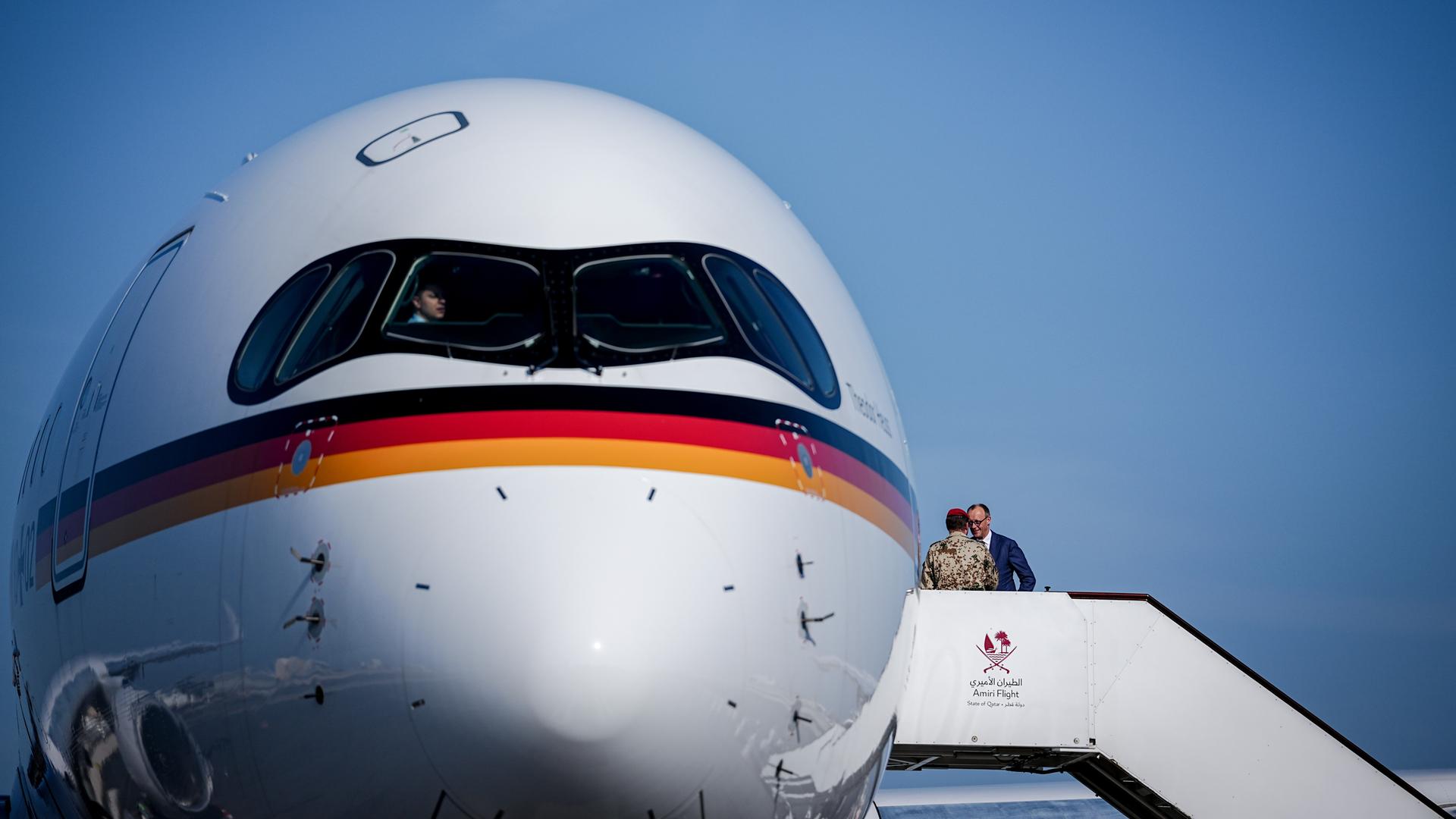 Bundeskanzler Friedrich Merz steigt auf dem Internationalen Flughafen in Doha in den Airbus A350 der Luftwaffe für den Weiterflug in die Vereinigten Emirate.