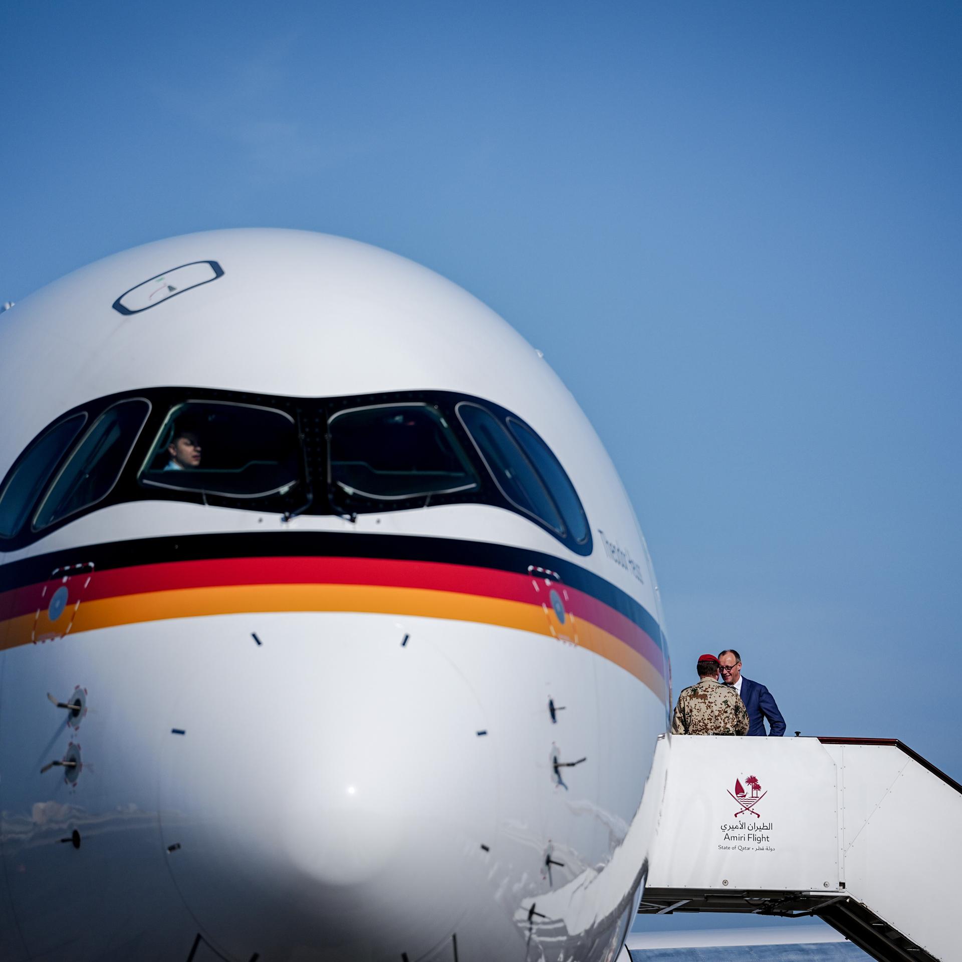 Bundeskanzler Friedrich Merz steigt auf dem Internationalen Flughafen in Doha in den Airbus A350 der Luftwaffe für den Weiterflug in die Vereinigten Emirate.