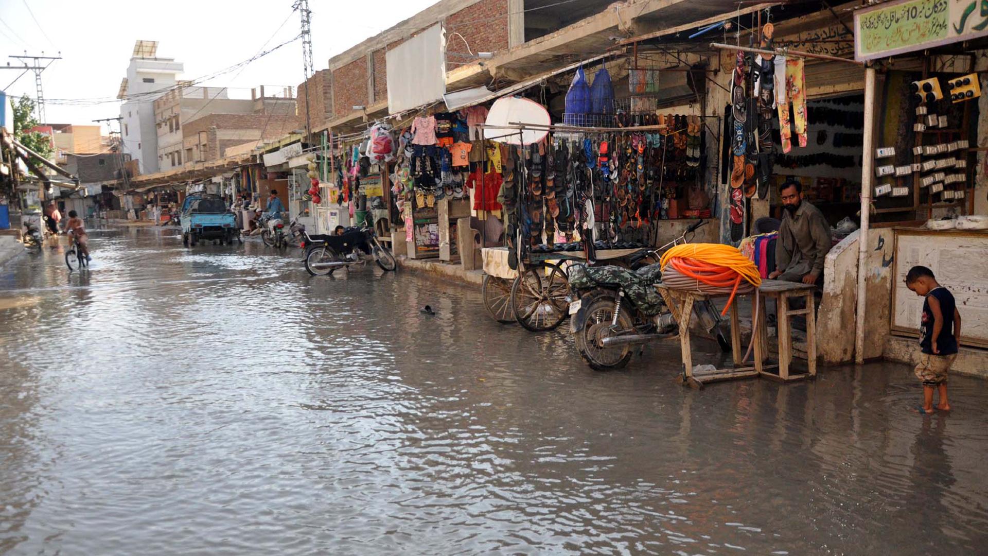 Überschwemmte Straßen in Pakistan nach Starkregen im September 2024.