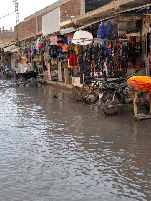 Überschwemmte Straßen in Pakistan nach Starkregen im September 2024.