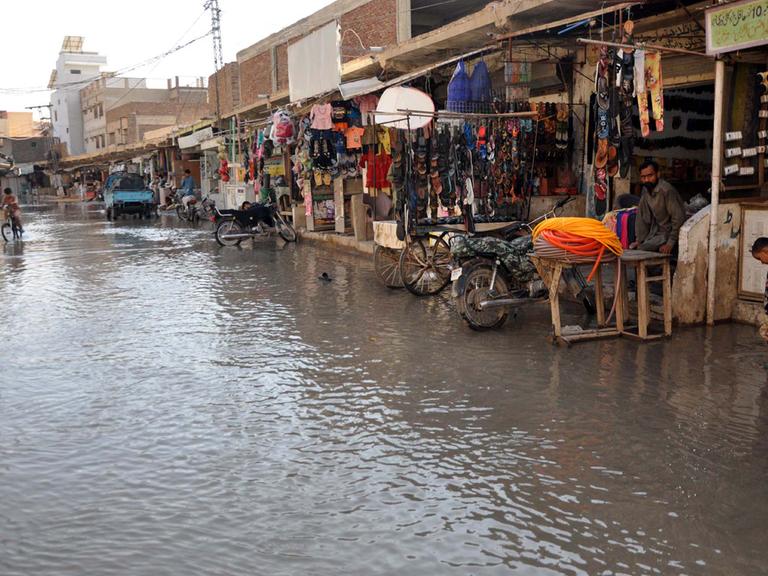 Überschwemmte Straßen in Pakistan nach Starkregen im September 2024.