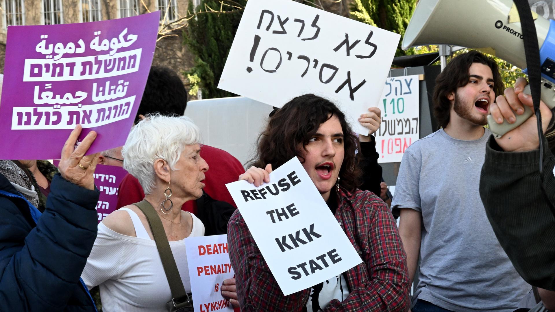 Vor der Knesset in Westjerusalem stehen einige Demonstranten, die gegen den Parlamentsbeschluss protestieren, die Todesstrrafe für verurteilte Terroristen einzuführen. 