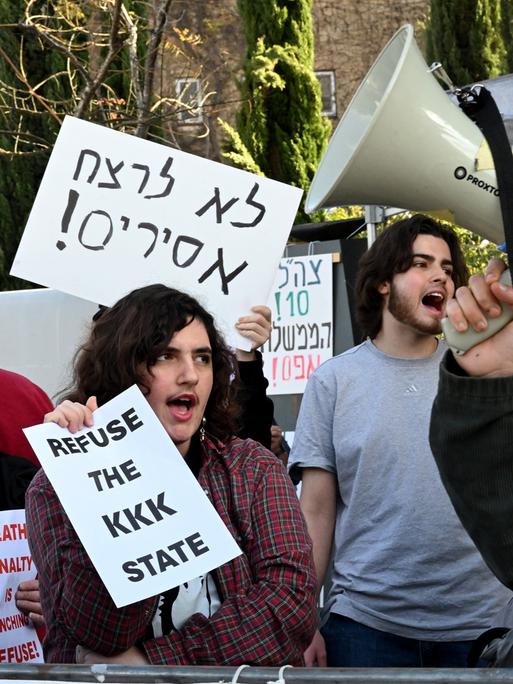 Vor der Knesset in Westjerusalem stehen einige Demonstranten, die gegen den Parlamentsbeschluss protestieren, die Todesstrrafe für verurteilte Terroristen einzuführen. 
