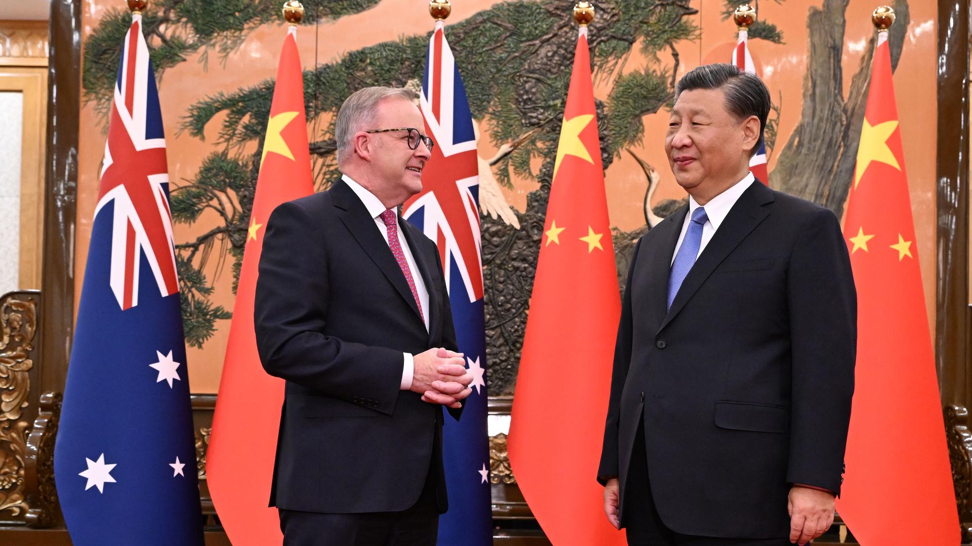 China, Peking: Anthony Albanese (l), Premierminister von Australien, spricht mit Xi Jinping, Präsident von China, während eines Treffens in der Großen Halle des Volkes. China, Peking: Anthony Albanese (l), Premierminister von Australien, spricht mit Xi Jinping, Präsident von China, während eines Treffens in der Großen Halle des Volkes.