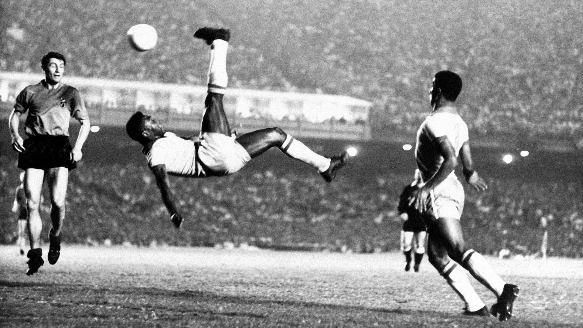 Das Foto zeigt Pelé 1968 bei einem Fallrückzieher, der Ort ist unbekannt. Das Foto zeigt Pelé 1968 bei einem Fallrückzieher, der Ort ist unbekannt.