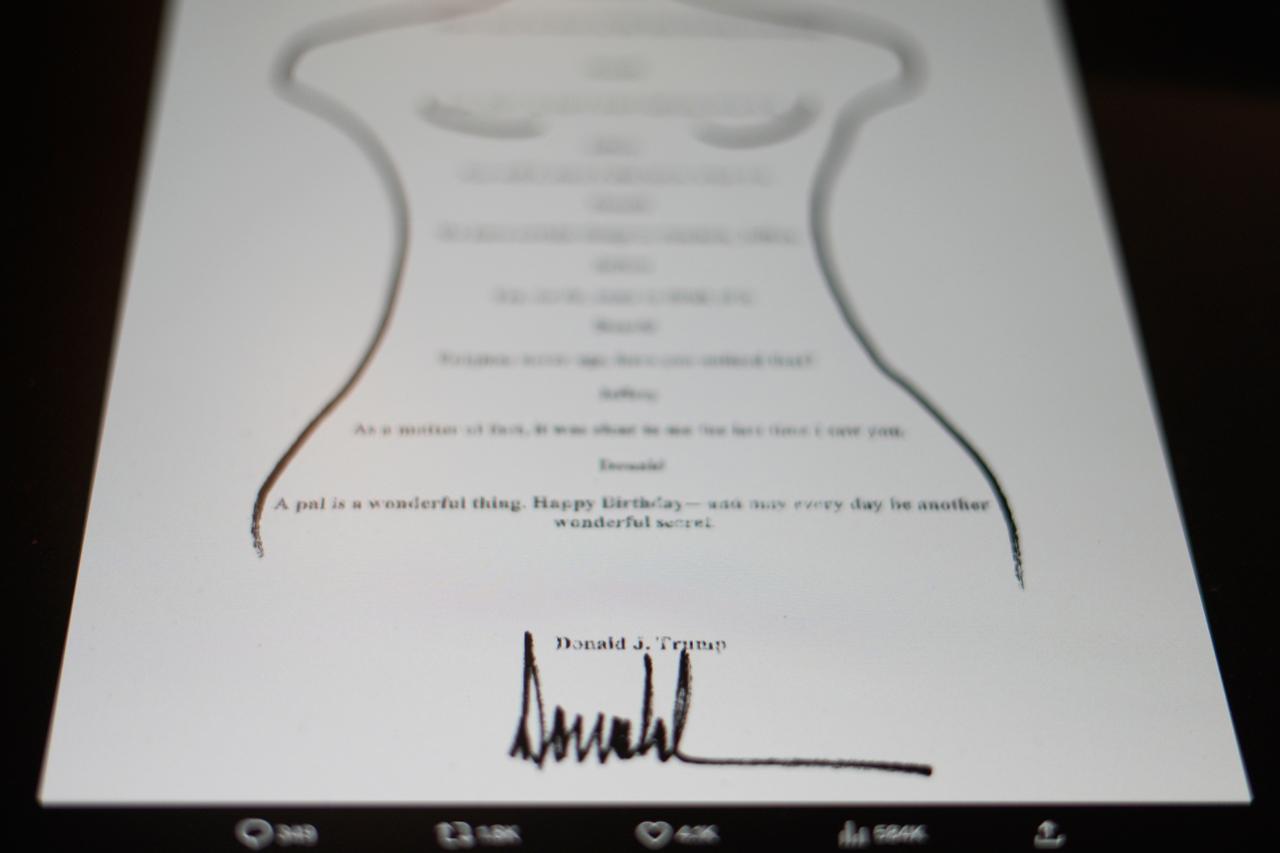 Das Bild zeigt eine sexuell anzügliche Geburtstagsnotiz an Jeffrey Epstein, die auf ein "wunderbares Geheimnis" anspielt und angeblich von US-Präsident Trump unterzeichnet ist. Trump bestreitet, der Urheber zu sein. Das Bild zeigt eine sexuell anzügliche Geburtstagsnotiz an Jeffrey Epstein, die auf ein "wunderbares Geheimnis" anspielt und angeblich von US-Präsident Trump unterzeichnet ist. Trump bestreitet, der Urheber zu sein.