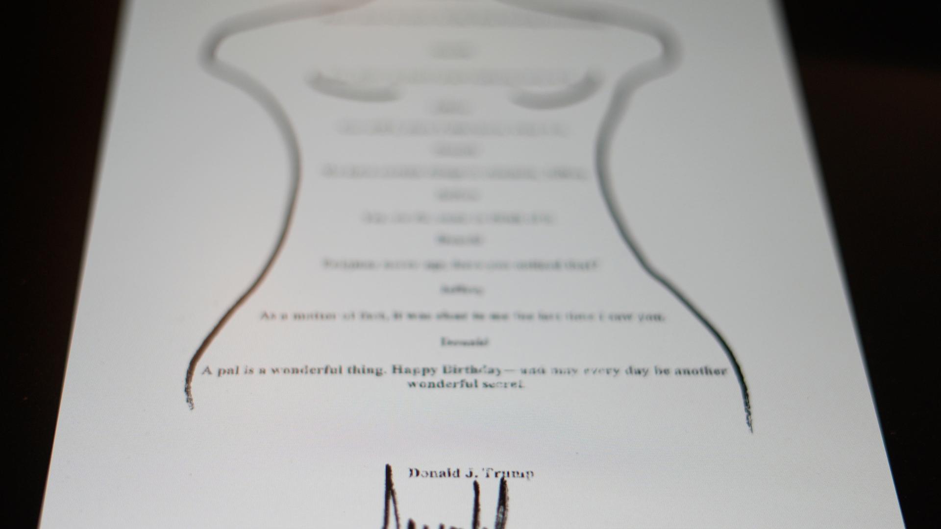 Eeine sexuell anzügliche Geburtstagsnotiz an Jeffrey Epstein, die auf ein "wunderbares Geheimnis" anspielt und angeblich von US-Präsident Trump unterzeichnet ist, der bestritten hat, die Notiz verschickt zu haben. Eeine sexuell anzügliche Geburtstagsnotiz an Jeffrey Epstein, die auf ein "wunderbares Geheimnis" anspielt und angeblich von US-Präsident Trump unterzeichnet ist, der bestritten hat, die Notiz verschickt zu haben.