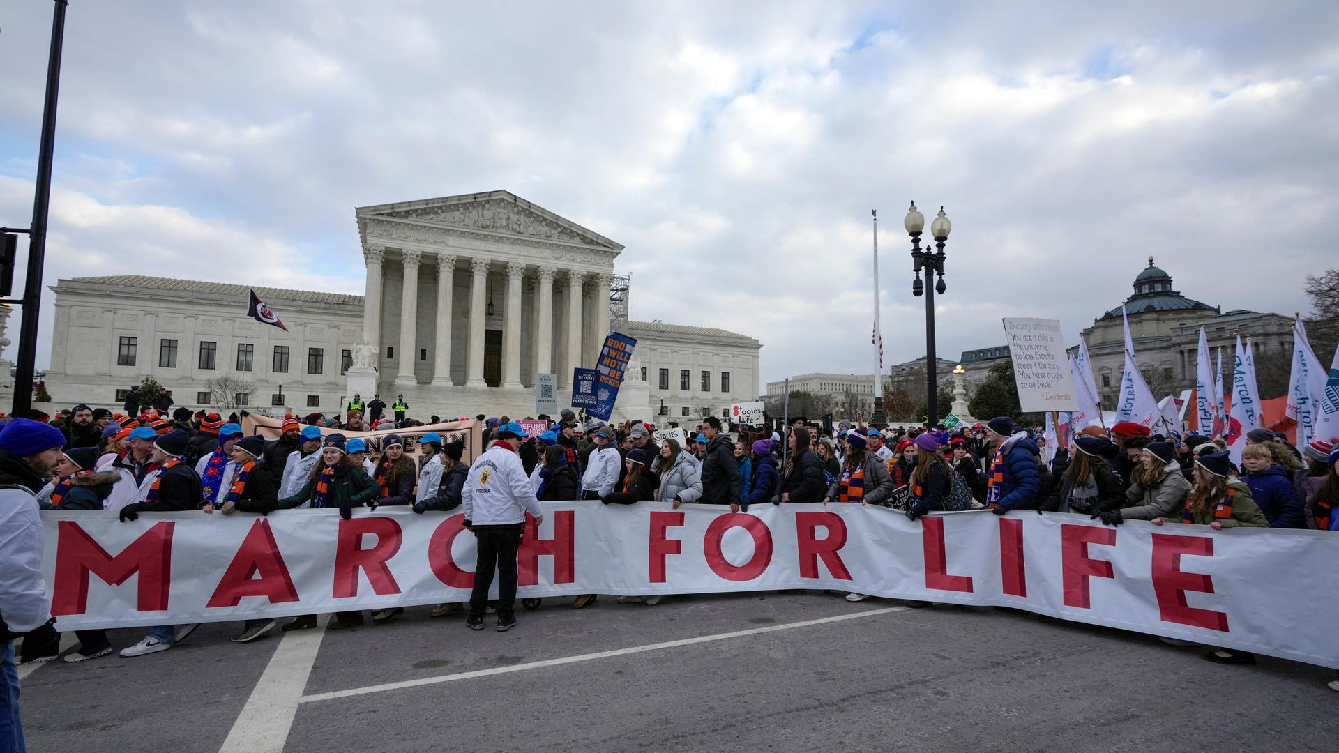 Menschen mit einem Banner vor dem Supreme Court in Washington, darauf steht "March for Life"