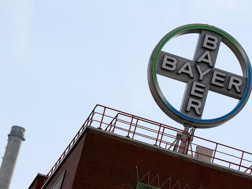 Nordrhein-Westfalen, Wuppertal: Das Logo des Chemiekonzerns Bayer ist auf dem Dach eines Bayer-Werks zu sehen. 