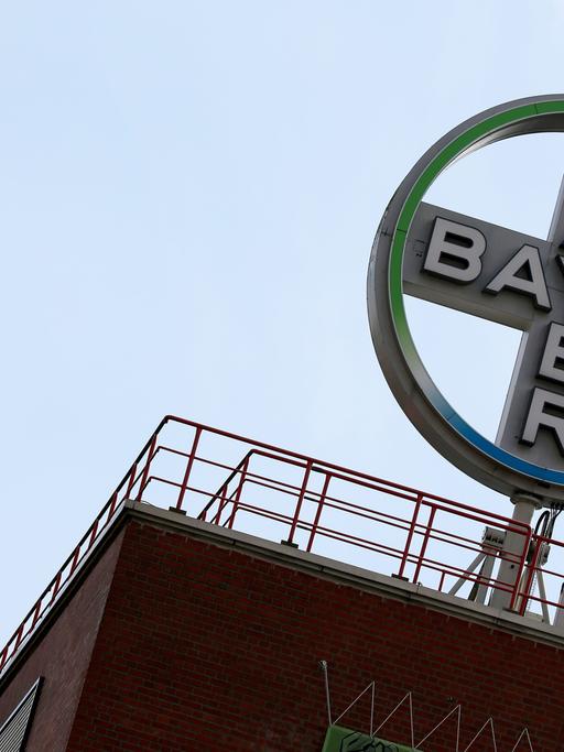 Nordrhein-Westfalen, Wuppertal: Das Logo des Chemiekonzerns Bayer ist auf dem Dach eines Bayer-Werks zu sehen. 