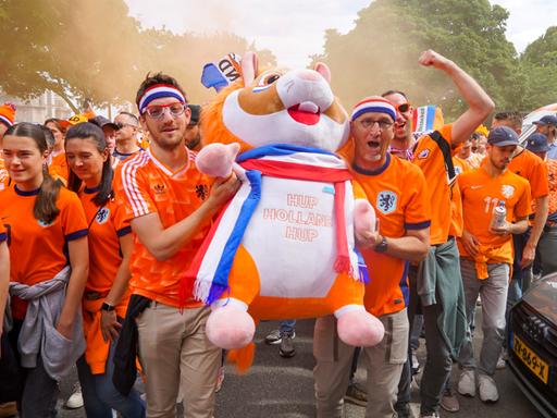 Ganz in orange gekleidete niederländische Fußballfans auf dem Weg ins EM-Stadion in Hamburg.