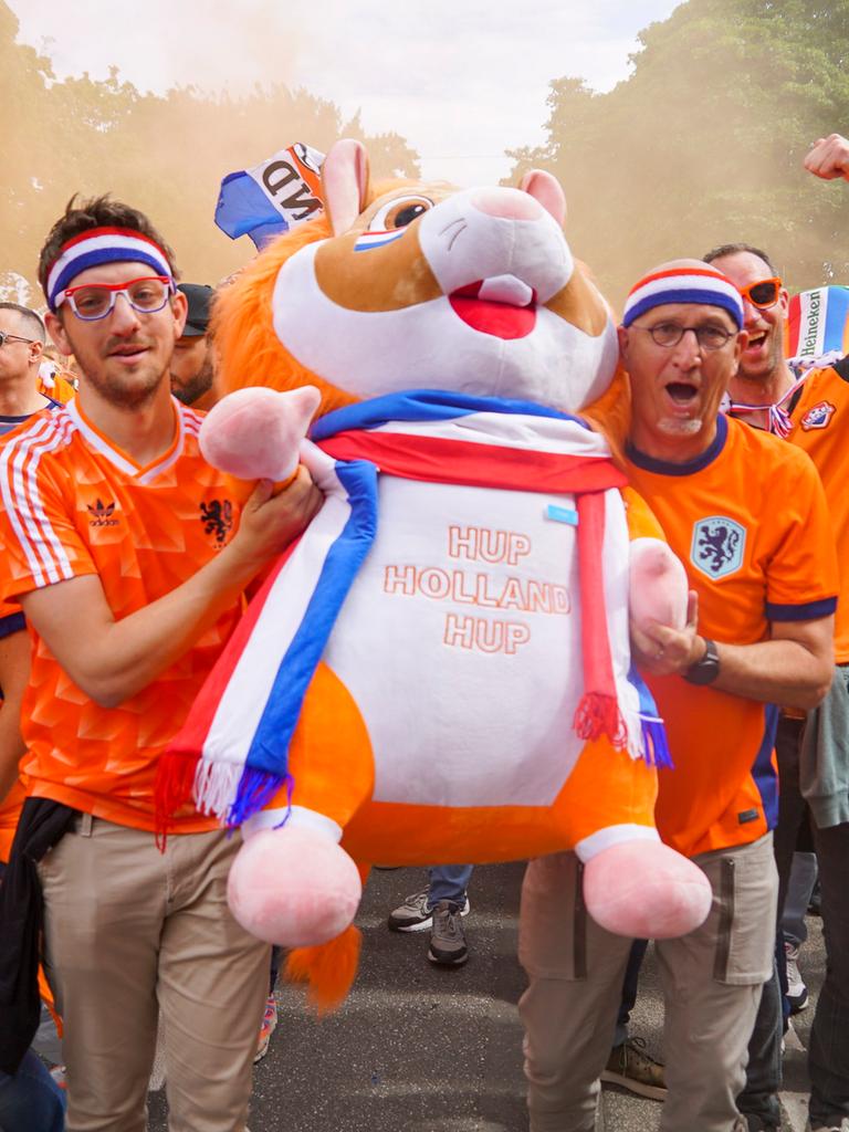 Ganz in orange gekleidete niederländische Fußballfans auf dem Weg ins EM-Stadion in Hamburg.