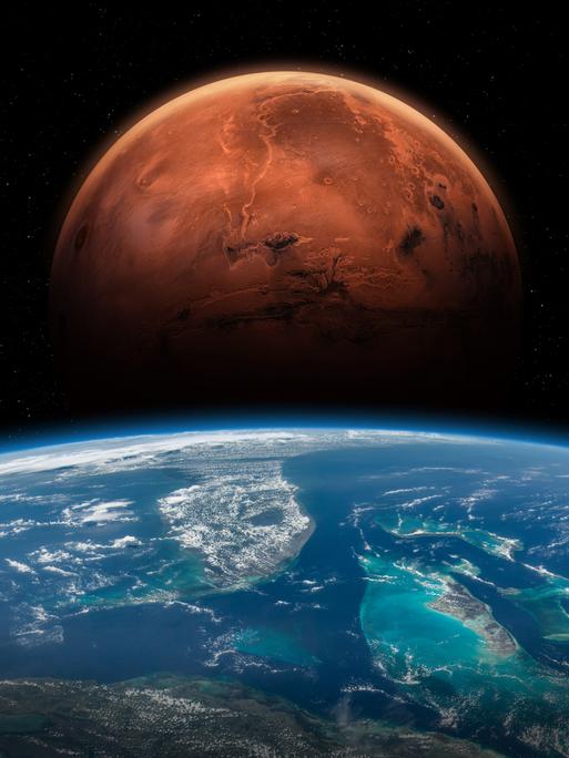 Im Vordergrund die Erde, dahinter erhebt sich der rote Mars vor schwarzem Hintergrund