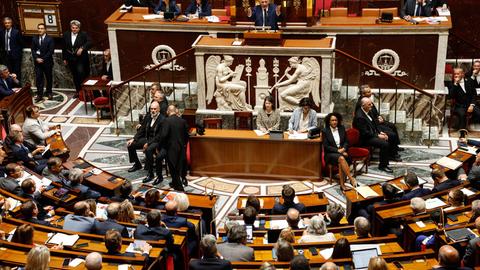 Blick ins französische Parlament, wo zahlreiche Abgeordnete in einem Halbrund sitzen. 