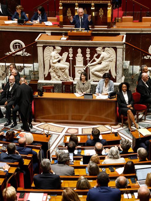 Blick ins französische Parlament, wo zahlreiche Abgeordnete in einem Halbrund sitzen.  Blick ins französische Parlament, wo zahlreiche Abgeordnete in einem Halbrund sitzen.