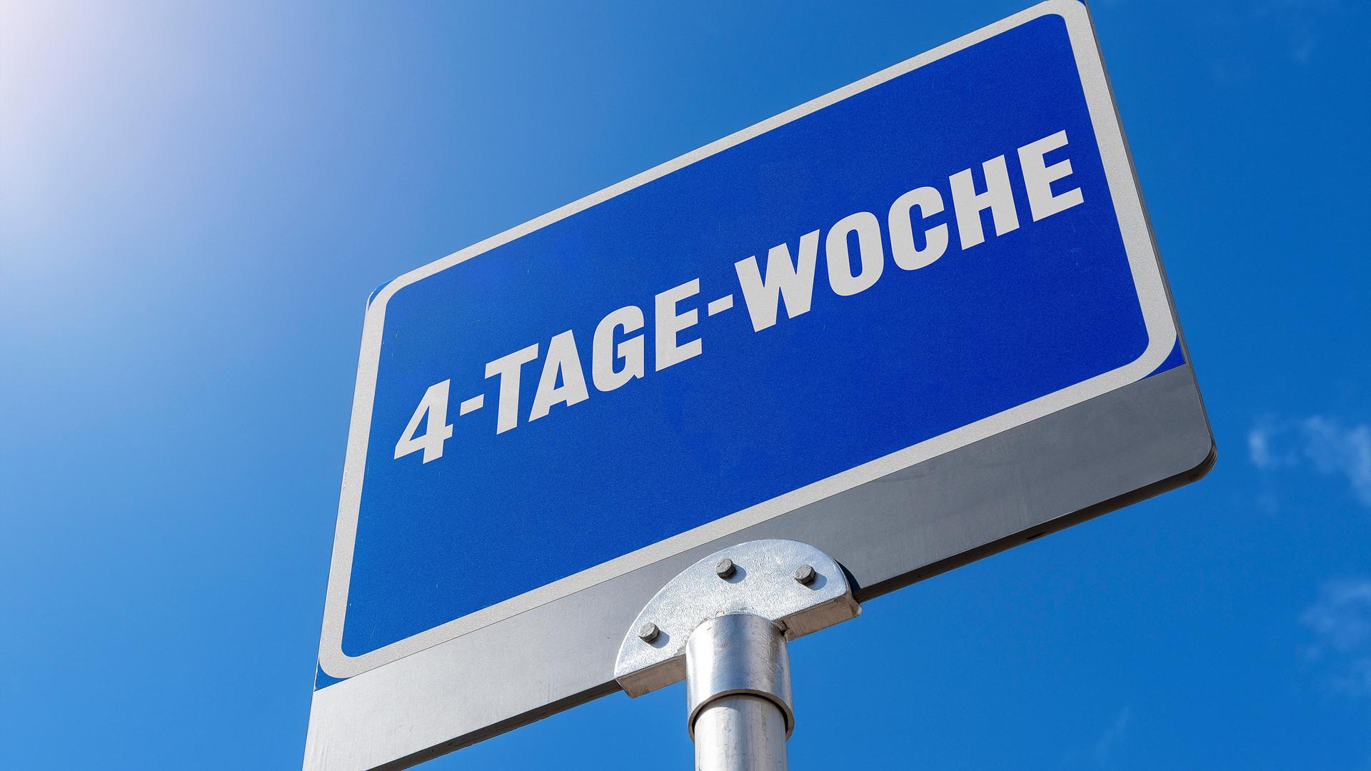 Straßenschild mit der Aufschrift: 4-Tag- Woche