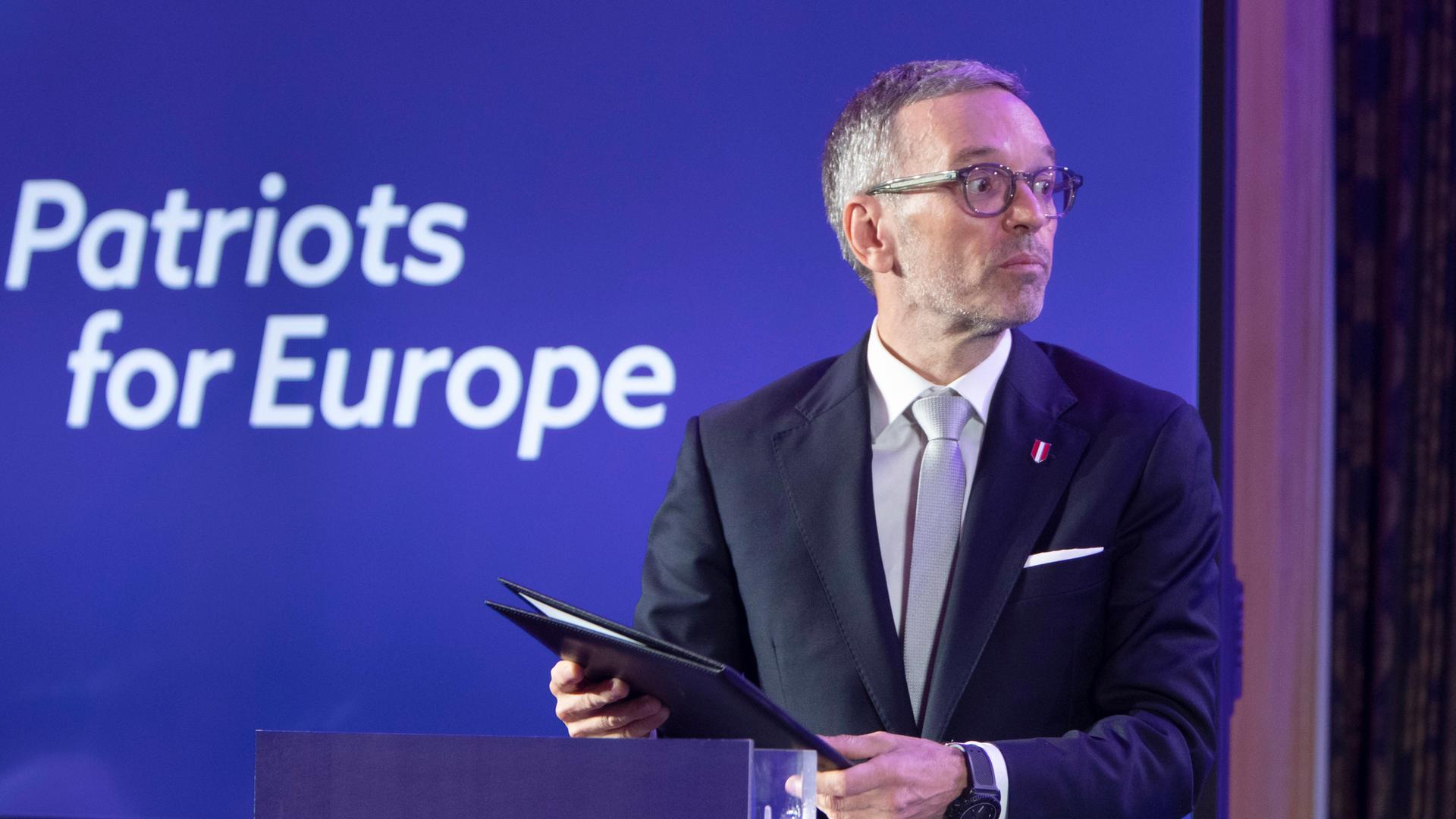 FPÖ-Chef Herbert Kickl steht an einem Rednerpult. Im Hintergrund steht auf einer Wand "Patriots for Europe" (30. Juni 2024)