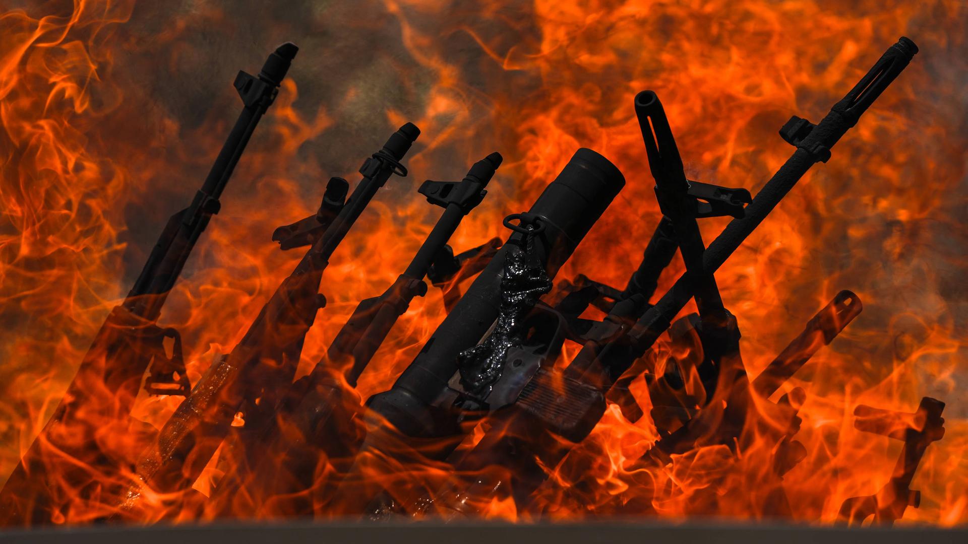 Von Flammen umgebene Waffen bei einer Zeremonie der PKK zur Niederlegung des bewaffneten Kampfes