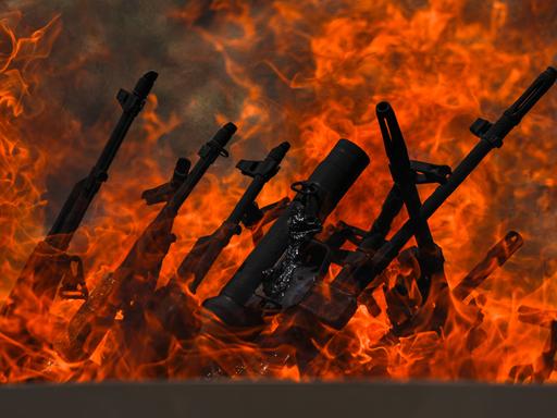 Von Flammen umgebene Waffen bei einer Zeremonie der PKK zur Niederlegung des bewaffneten Kampfes