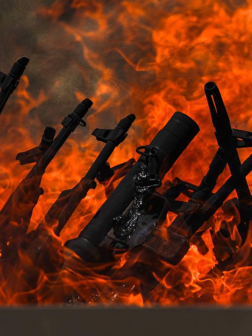 Von Flammen umgebene Waffen bei einer Zeremonie der PKK zur Niederlegung des bewaffneten Kampfes